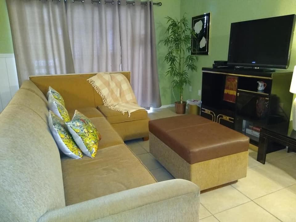 Affordable Two Bedroom Tropical Condo - Private Beach, Pools, Hot Tub Сент-Питерсберг Экстерьер фото