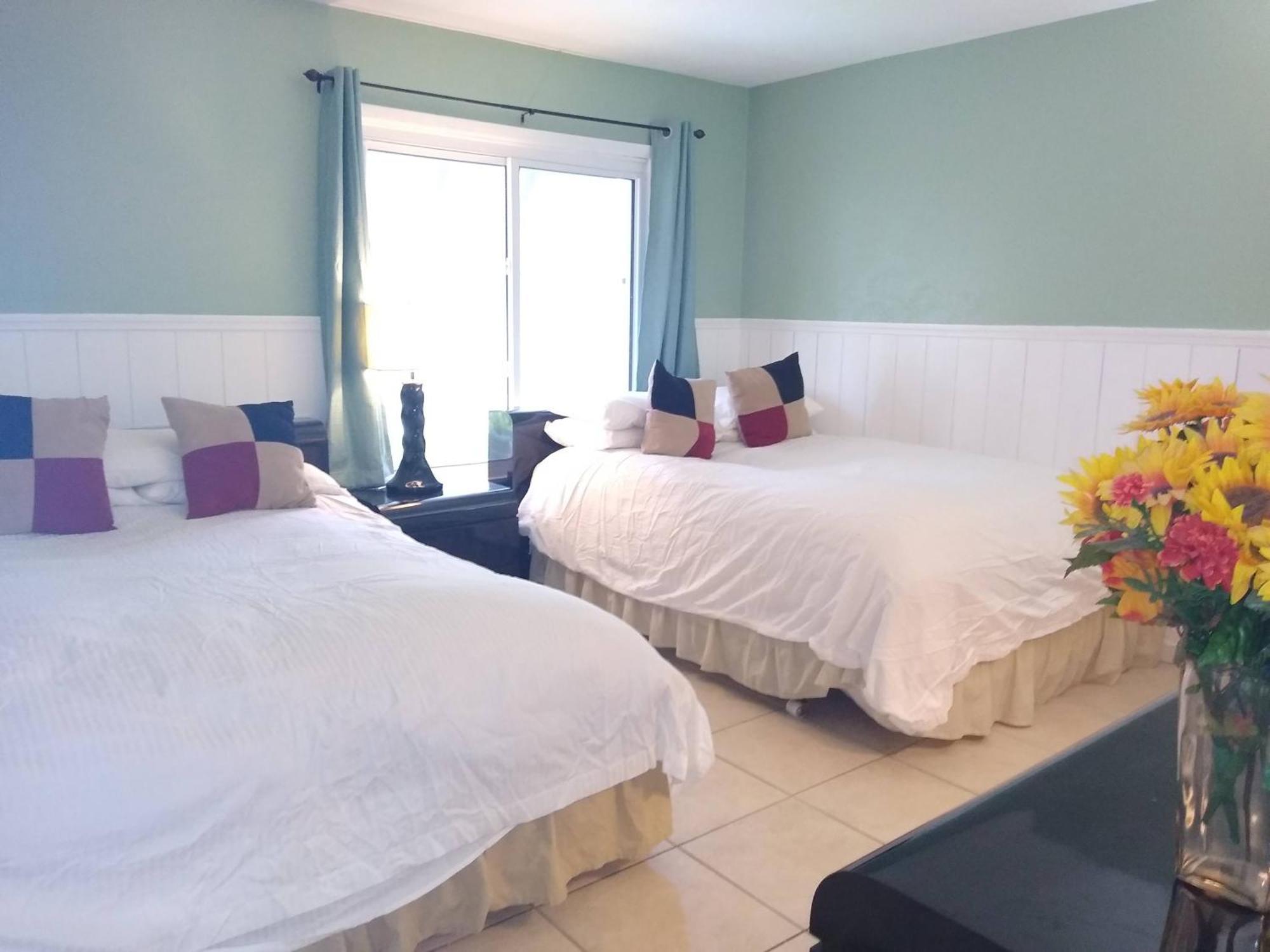 Affordable Two Bedroom Tropical Condo - Private Beach, Pools, Hot Tub Сент-Питерсберг Экстерьер фото