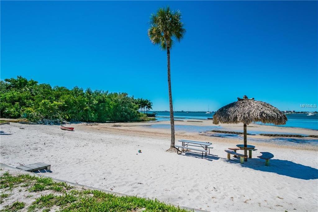 Affordable Two Bedroom Tropical Condo - Private Beach, Pools, Hot Tub Сент-Питерсберг Экстерьер фото
