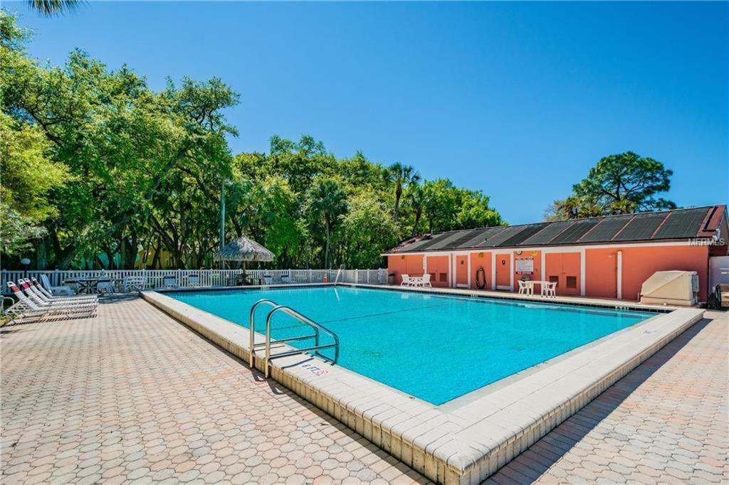 Affordable Two Bedroom Tropical Condo - Private Beach, Pools, Hot Tub Сент-Питерсберг Экстерьер фото