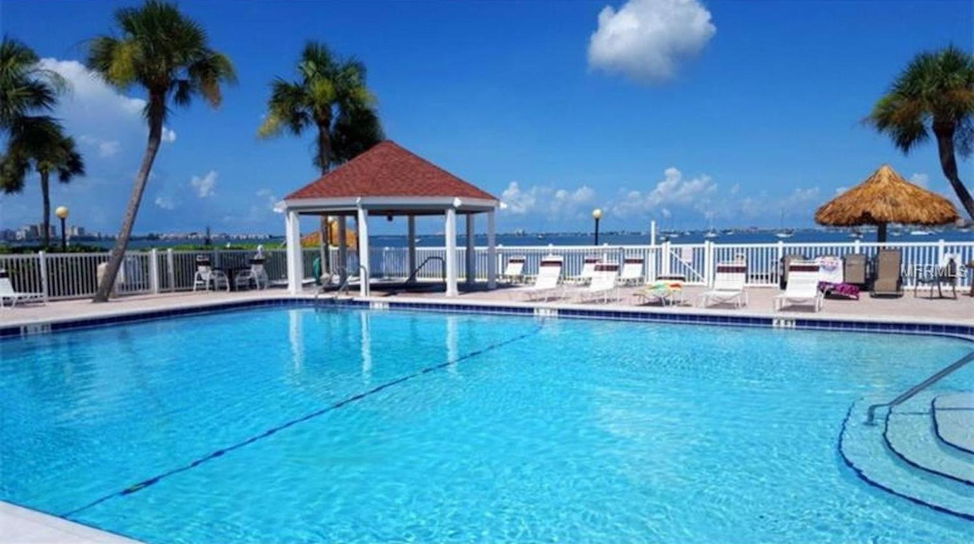 Affordable Two Bedroom Tropical Condo - Private Beach, Pools, Hot Tub Сент-Питерсберг Экстерьер фото
