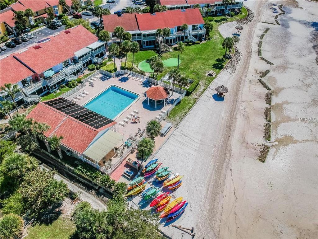 Affordable Two Bedroom Tropical Condo - Private Beach, Pools, Hot Tub Сент-Питерсберг Экстерьер фото