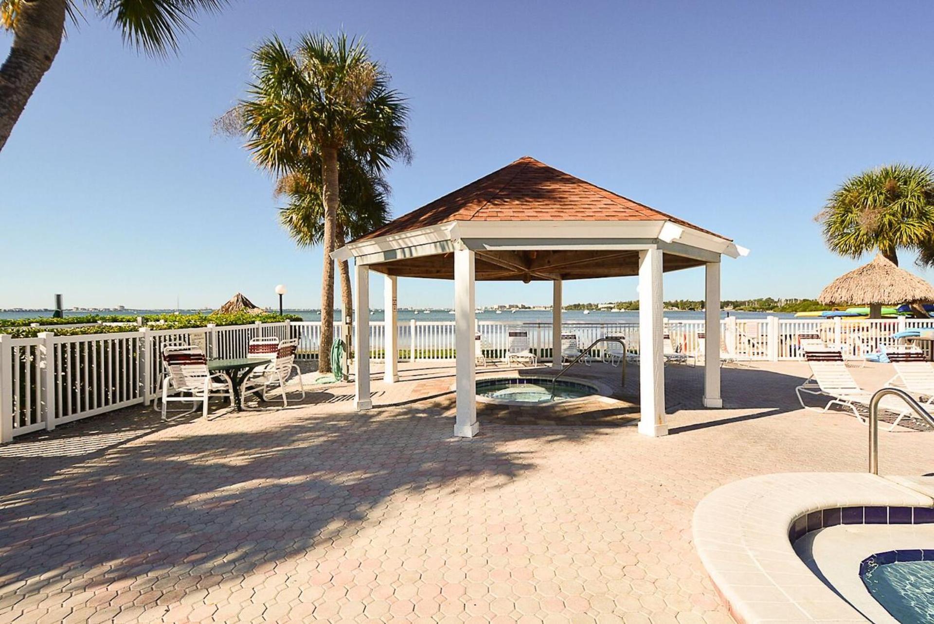 Affordable Two Bedroom Tropical Condo - Private Beach, Pools, Hot Tub Сент-Питерсберг Экстерьер фото