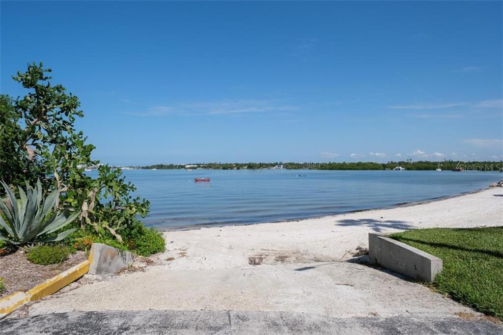 Affordable Two Bedroom Tropical Condo - Private Beach, Pools, Hot Tub Сент-Питерсберг Экстерьер фото