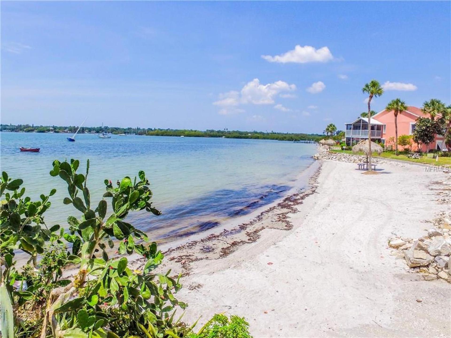 Affordable Two Bedroom Tropical Condo - Private Beach, Pools, Hot Tub Сент-Питерсберг Экстерьер фото