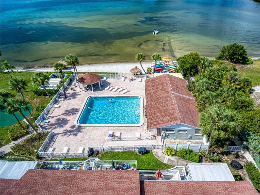 Affordable Two Bedroom Tropical Condo - Private Beach, Pools, Hot Tub Сент-Питерсберг Экстерьер фото