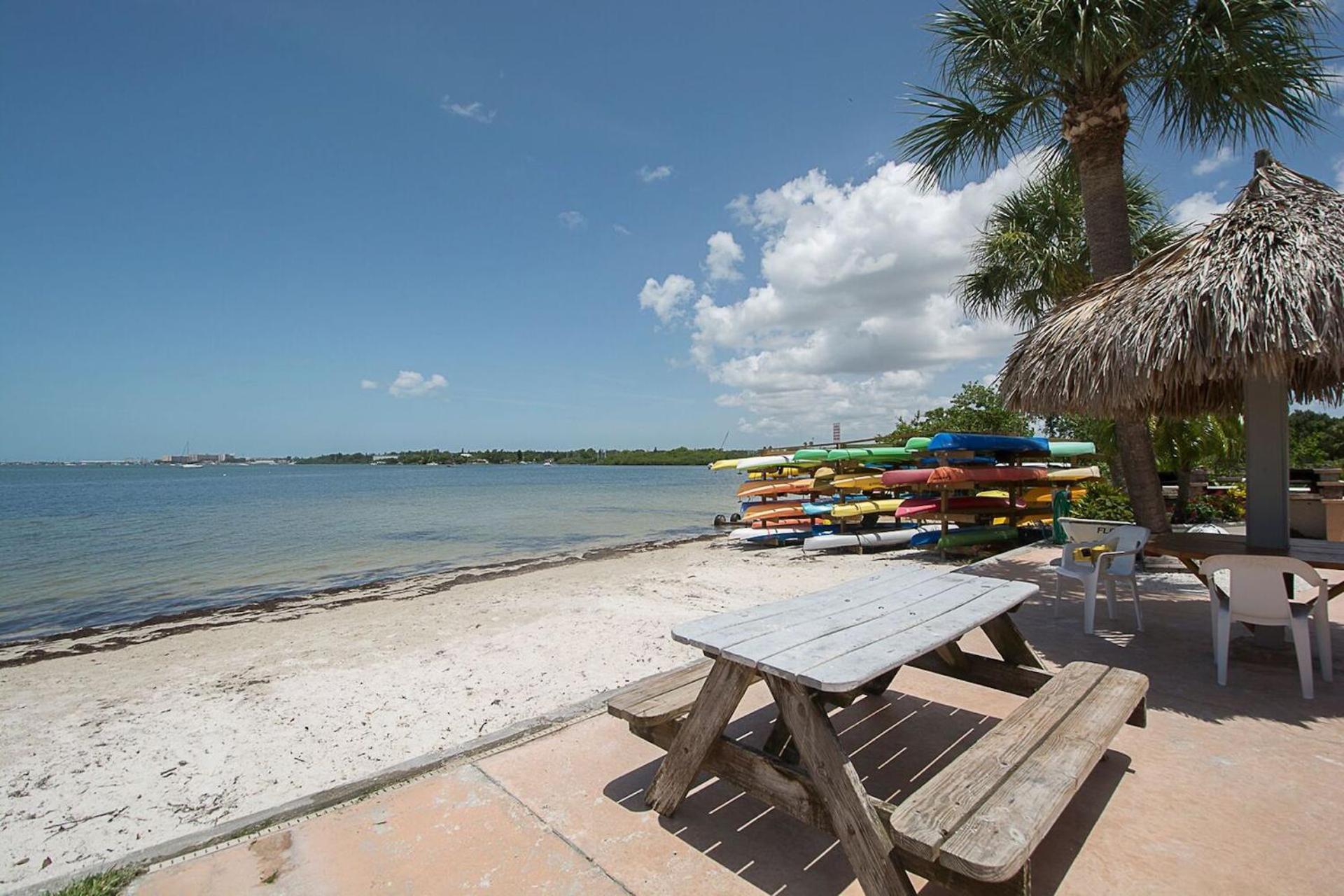 Affordable Two Bedroom Tropical Condo - Private Beach, Pools, Hot Tub Сент-Питерсберг Экстерьер фото