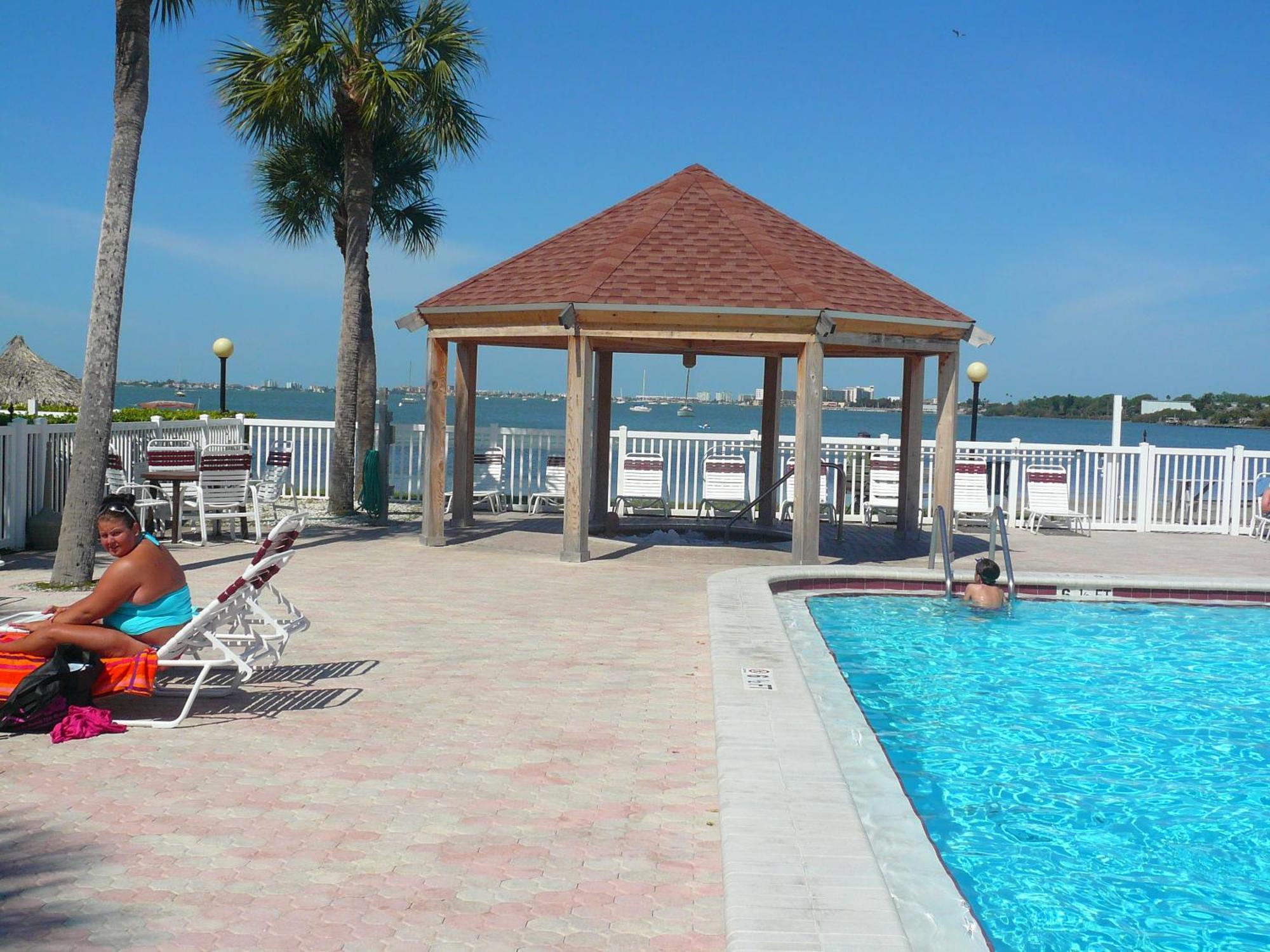Affordable Two Bedroom Tropical Condo - Private Beach, Pools, Hot Tub Сент-Питерсберг Экстерьер фото