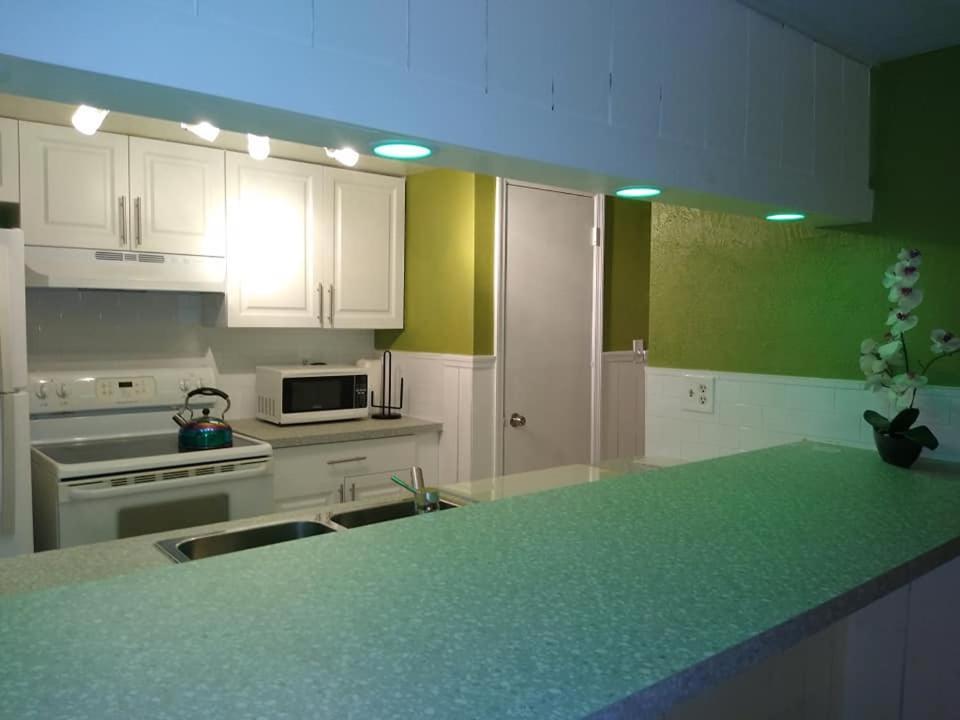 Affordable Two Bedroom Tropical Condo - Private Beach, Pools, Hot Tub Сент-Питерсберг Экстерьер фото