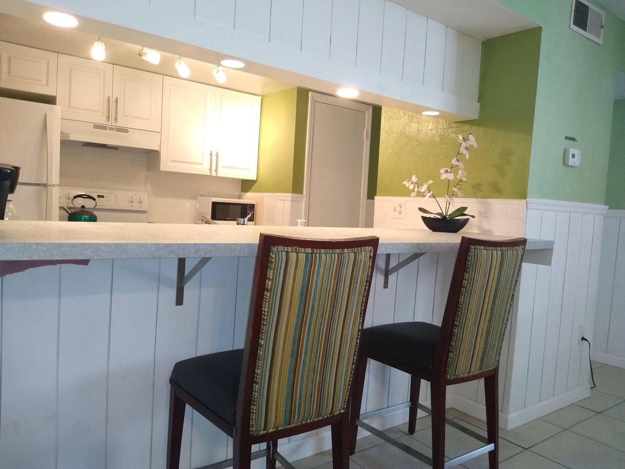 Affordable Two Bedroom Tropical Condo - Private Beach, Pools, Hot Tub Сент-Питерсберг Экстерьер фото